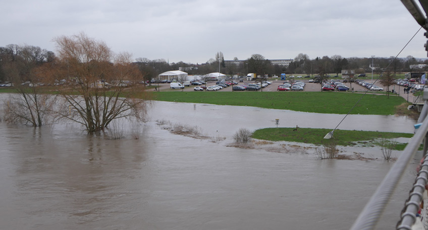 Nach den Sturmtiefs, die seit Mittwochabend auch über Minden hinweggefegt sind, folgt jetzt ein Weser-Hochwasser. Der Pegelstand lag nach intensiven Niederschlägen in den vergangenen Tagen um 17 Uhr bereits bei 5,03 Metern– Tendenz weiter schnell steigend.