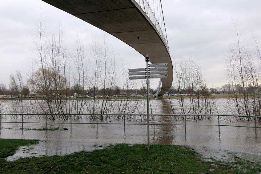 Nach den Sturmtiefs, die seit Mittwochabend auch über Minden hinweggefegt sind, folgt jetzt ein Weser-Hochwasser. Der Pegelstand lag nach intensiven Niederschlägen in den vergangenen Tagen um 17 Uhr bereits bei 5,03 Metern– Tendenz weiter schnell steigend.