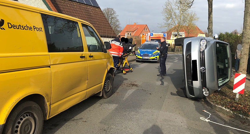 In der Gartenstraße von Rahden touchierte am Donnerstagvormittag ein Autofahrer einen abgestellten Wagen. Hierbei traf er den Wagen so unglücklich, sodass sein Volkswagen auf die Seite kippte.