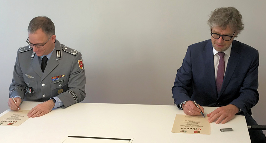 Zur Unterzeichnung einer Urkunde haben sich der Kommandeur des in Minden stationierten Deutsch/Britischen Pionierbr&uuml;ckenbataillons 130, Oberstleutnant Dr. Stefan Klein, und B&uuml;rgermeister Michael J&auml;cke im Rathaus getroffen.