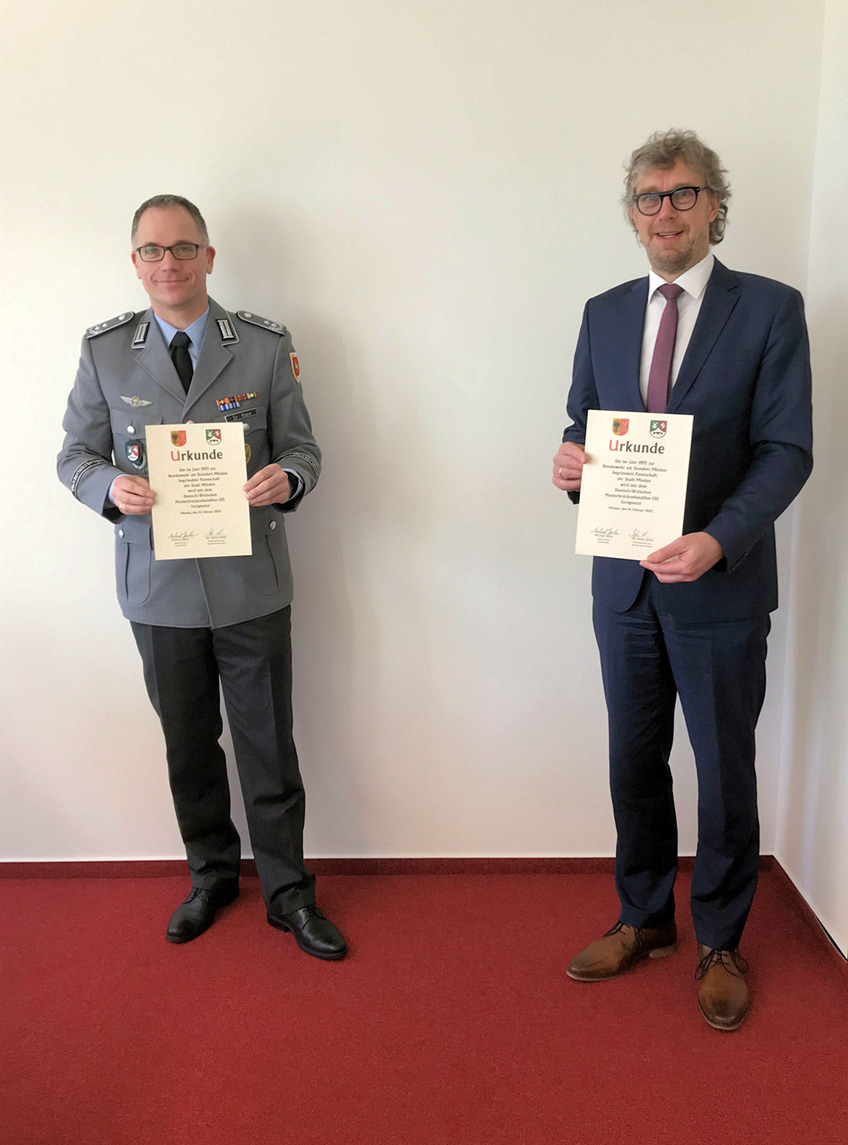 Zur Unterzeichnung einer Urkunde haben sich der Kommandeur des in Minden stationierten Deutsch/Britischen Pionierbr&uuml;ckenbataillons 130, Oberstleutnant Dr. Stefan Klein, und B&uuml;rgermeister Michael J&auml;cke im Rathaus getroffen.