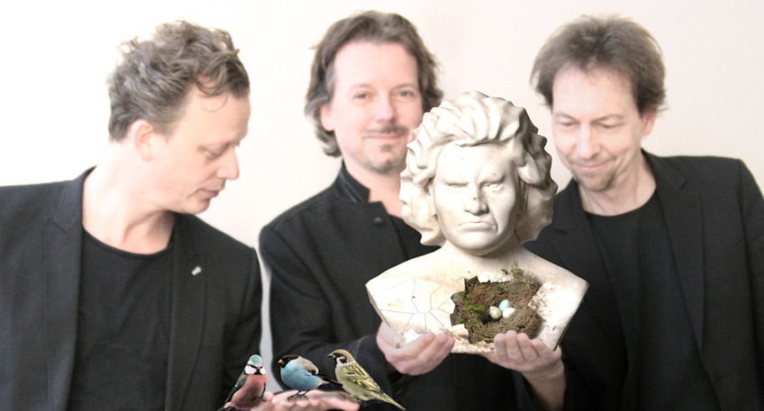 Samstag, 05.03.2022, 21.00 Uhr Marcus Schinkel Trio Crossover Beethoven Marcus Schinkel, Crossover - Pianist, Synthesizerpionier, Komponist und Arrangeur, bewegt sich meisterhaft zwischen den Genres Jazz, Klassik und Rock und verwebt zudem sein lyrisches Klavierspiel mit verzerrten Synthesizersounds, als h&auml;tten sich Keith Jarrett, Keith Emerson und Beethoven zu einem pianistischen Rendevouz getroffen. Das Marcus Schinkel Trio tourt zum 250.ten Geburtstag des gro&szlig;en deutschen Komponisten Ludwig van Beethoven mit dem aktuellen Programm &ldquo;Crossover Beethoven&ldquo;. Die Presse ist begeistert: &ldquo;Ein Spagat &uuml;ber Epochen, zwischen Klassik und Moderne, zwischen inspirierender Vorlage und origineller zeitgem&auml;&szlig;er Umsetzung ((JazzPodium). Dabei werden &ldquo;Einf&auml;lle des gro&szlig;en Klassikers mit eigenen Ideen zu einem sinnlichen H&ouml;rvergn&uuml;gen verwoben&ldquo; (Stern). Beethoven dient als Ausgangspunkt f&uuml;r die H&ouml;henfl&uuml;ge des Trios. So blitzen &bdquo;jazzm&auml;&szlig;ig reharmonisierte Themenfragmente Beethovens mit viel Elan und Sachverstand auf&ldquo; (Jazzpodium). Die langj&auml;hrigen Mitmusiker sind Wim de Vries am Schlagzeug (Jazz Poll: bester Drummer Benelux 2018!), europaweit bekannt durch das Schlagzeugduo Drumbassadors, und der &auml;u&szlig;erst vielseitige E- und Kontrabassist Fritz Roppel, der in der Klassik-, Jazz- und Tangoszene &auml;u&szlig;erst umtriebig ist. Das Konzert veranstaltet der Jazz Club in Kooperation mit &bdquo;Mindener Mittwochs-Konzerte&ldquo;.  Besetzung: Marcus Schinkel &ndash; Piano, Synthesizer Wim de Vries - &nbsp;Schlagzeug Fritz Roppel - &nbsp;Bass