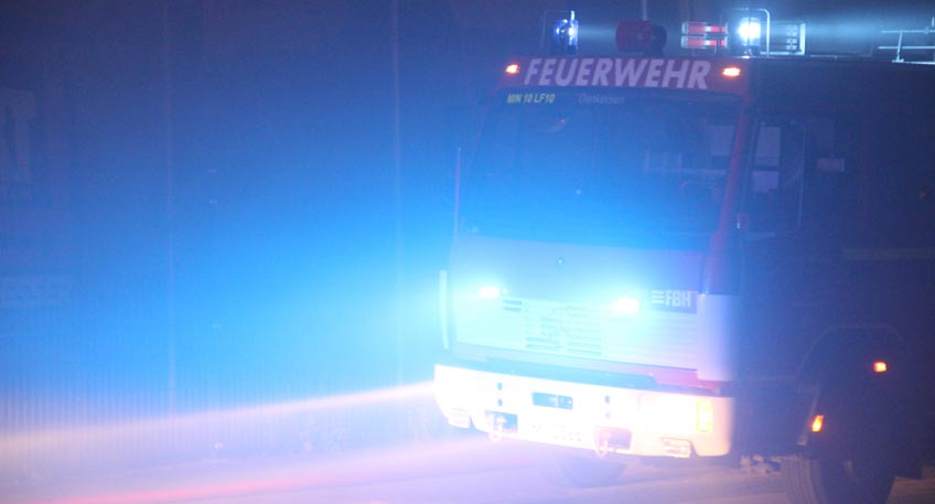 In der Nacht zu Freitag (11.02.) wurden Polizei und Feuerwehr zu einem Geb&auml;udebrand in der Dankerser Stra&szlig;e gerufen. Vor Ort trafen die Einsatzkr&auml;fte auf eine in Brand geratene Garage sowie den Kellerraum des angrenzenden Zwei-Familienhauses. Verletzt wurde niemand. Nachdem die Feuerwehr die L&ouml;scharbeiten beendet hatte, entdeckten die Ermittler der Polizei Hinweise auf eine Drogenplantage. Die Ermittlungen zur Brandursache sowie der Plantage sind aktuell noch nicht abgeschlossen.  Gemeldet wurde der Brand kurz nach Mitternacht. Hierbei meldete eine Zeugin per Notruf eine in Flammen stehende Garage. Bei Eintreffen der Rettungskr&auml;fte hatten die Bewohner des Hauses das Objekt bereits unverletzt verlassen. Ersten Erkenntnissen nach fiel bereits einige Zeit vor der Brandentdeckung der Strom in dem Zwei-Familienhaus aus. Am Montag nahmen die hiesigen Ermittler sowie ein Brandursachensachverst&auml;ndiger die Brandstelle in Augenschein. Hiernach ist das Feuer im Bereich der elektrischen Anlagen entstanden und hat daher mutma&szlig;lich eine technische Ursache. Hinweise auf vors&auml;tzliche Brandlegung liegen derzeit nicht vor.