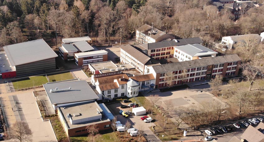 Nun kann es schnell gehen, genauer gesagt &ldquo;glasfaserschnell&rdquo;. In der Pandemie mussten auch die Mindener Sch&uuml;ler:innen so manche Einschr&auml;nkung hinnehmen. Geschlossene Schulen, Abstand zu den Mitsch&uuml;ler:innen, Maskenpflicht und regelm&auml;&szlig;ige Corona-Tests pr&auml;gen zwischen Haddenhausen und P&auml;pinghausen den schulischen Alltag. Daher haben digitale Lernangebote Hochkonjunktur. Meistens fehlte daf&uuml;r jedoch die Infrastruktur. Denn nicht nur f&uuml;r das Homeschooling, sondern auch f&uuml;r zukunftsf&auml;hige Lehrangebote in der Schule braucht man schnelles Internet. Nun liegen in den ersten sechs st&auml;dtischen Schulen in Minden Glasfaserleitungen mit einer Geschwindigkeit von bis zu 10 Gigabit. Die Schule im Digitalen Zeitalter startet f&uuml;r die Sch&uuml;ler:innen des Herder Gymnasiums, der Kurt-Tucholsky-Gesamtschule, des Weser Kollegs, des Ratsgymnasiums, der Domschule und der Eine-Welt-Schule. Bereits seit einigen Monaten liegen in den Schulen, die sich in der Tr&auml;gerschaft des Kreises Minden-L&uuml;bbecke befinden, sowie im Besselgymnasium, die modernen Leitungen. Der Trassenbau gestaltete sich nicht immer ganz einfach. Die Innenstadt mit der umfangreich bestehenden Infrastur machten tiefe Bohrungen notwendig. Auch das Kopfsteinpflaster und Gleisquerungen stellten die Tiefbauer vor anspruchsvolle Aufgaben. Umso mehr freut sich Uwe Krabbe &uuml;ber das positive Zwischenergebnis. &bdquo;Wir liegen im selbstgesteckten und vereinbarten Zeitrahmen,&ldquo; so der GREENFIBER-Gesch&auml;ftsf&uuml;hrer. &bdquo;In den kommenden Monaten werden wir auch die anderen Mindener Schulen anschlie&szlig;en k&ouml;nnen.&ldquo; Das glasfaserschnelle Lernen im und mit dem Internet wird bald selbstverst&auml;ndlicher Bestandteil eines Mindener Schultags.