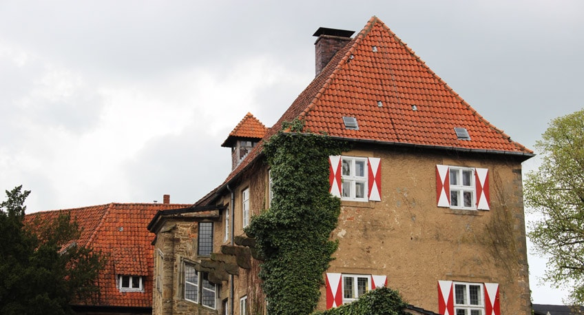 Drei Jahre hatte das denkmalgeschützte Wahrzeichen von Petershagen auf einen Neuanfang gewartet. Nun hat das Team der neu eingetragenen Schloss Petershagen GmbH das Rennen gemacht. Ziel ist eine baldige Wiedereröffnung des Geländes für Übernachtungen, Gastronomie, Feiern und Tagungen.