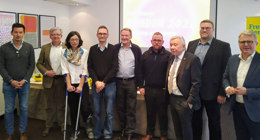 Der Stadtparteitag der FDP Minden am 26.02.2022 stand unter dem Motto &bdquo;Minden 2025 &ndash; von hier aus weiter&ldquo;. Im Rahmen der Vorstandswahlen wurde Prof. Dr. Dr.-Ing. Matthias K&ouml;nig einstimmig zum neuen Vorsitzenden gew&auml;hlt. Vorg&auml;nger Hartmut Freise hatte fr&uuml;hzeitig dem Vorstand mitgeteilt, sich nach fast 9 Jahren nicht wieder zur Wahl stellen zu wollen. Es sei an der Zeit f&uuml;r einen Wechsel. Stattdessen wird er sich in Zukunft noch st&auml;rker der Rats- und Fraktionsarbeit widmen. Im Rahmen seiner Begr&uuml;&szlig;ung wies Freise auf die dramatische Situation in der Ukraine hin. &bdquo;Seit Donnerstag haben wir Krieg in Europa, und der Eiserne Vorhang senkt sich wieder,&ldquo; so Freise w&ouml;rtlich. Dennoch gehe das Leben weiter und man habe sich eben auch vor Ort den anstehenden Herausforderungen zu stellen. Deshalb forderte er: &bdquo;Minden neu denken Wir brauchen eine strategische Neuausrichtung und klare Positionierung des Standorts Minden.&ldquo; In seinem abschlie&szlig;enden Bericht wies Freise auf die zufriedenstellende Situation des Stadtverbands hin und dankte dem Vorstand, wie auch der Fraktion, f&uuml;r die gute und vertrauensvolle Zusammenarbeit. Hier sei eine stabile Mannschaft entstanden, mit welcher man entsprechend dem Leitmotiv des Tages an die Arbeit gehen werde. Die zahlreichen Neueintritte der vergangenen Jahre seien ermutigend. Ganz anders als zu seiner Amts&uuml;bernahme im Sp&auml;therbst 2013, so Freise, befinde man sich nun in einer hervorragenden Ausgangslage mit guter Perspektive zur Landtagswahl. Auch regte er an, die in der Vergangenheit erfolgreich durchgef&uuml;hrten Veranstaltungen mit Themen f&uuml;r die breite &Ouml;ffentlichkeit wieder aufzunehmen, sobald die pandemische Lage dieses zulasse. Der 49-j&auml;hrige Nachfolger und Informatikspezialist, Matthias K&ouml;nig, ist Professor am Campus Minden der FH Bielefeld und seit langen Jahren Mitglied der FDP, stellvertretender Fraktionsvorsitzender im Kreistag und Kandidat zur Landtagswahl 2022. Die Versammlungsleitung erfolgte durch MdB Frank Sch&auml;ffler, Bezirks- und Kreisverbandsvorsitzender der FDP im M&uuml;hlenkreis. In seinem Eingangsstatement ging Sch&auml;ffler ausf&uuml;hrlich auf die Ukraine-Krise und die Haltung der FDP Bundestagsfraktion ein. Sch&auml;ffler dankte Hartmut Freise f&uuml;r sein langj&auml;hriges Engagement auch in schwierigen Zeiten und &uuml;berreichte ihm dazu Ehrenurkunde und Ehrennadel als h&ouml;chste Auszeichnung der VLK. Im Anschluss ehrte er gemeinsam mit dem neuen Vorsitzenden den fr&uuml;heren leitenden Regierungsschuldirektor Ulrich Homfeld f&uuml;r seine 50-j&auml;hrige Mitgliedschaft mit Urkunde und Theodor Heuss-Medaille. Ein dazu u.a. &uuml;berreichtes Buchpr&auml;sent mit Titel &acute;Freiheit und Mut&acute; &uuml;ber das Wirken von Walter Scheel wirkte angesichts der Situation sehr beziehungsreich. Als weitere Vorstandsmitglieder wurden ebenfalls einstimmig gew&auml;hlt: 1. Stv.-Alexander Heidenreich, 2. Stv.-Mario Cichonczyk, Schatzmeister-Kuno Diekmeier, Schriftf&uuml;hrerin Dr. Silke Fagin, Beisitzer: Dr. Joachim Stange, Dirk Welschar, Jens Freise.