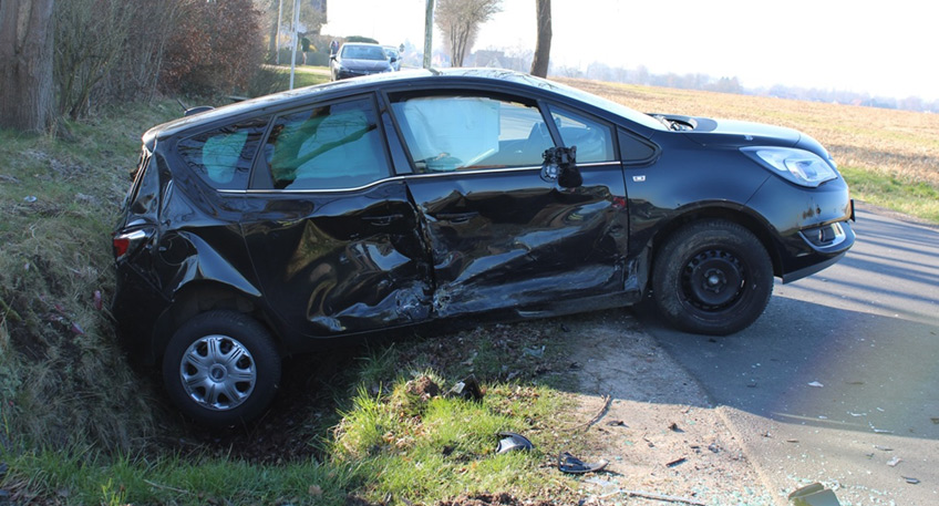 Bei einem Unfall an der Ecke Gro&szlig;enheider Stra&szlig;e / Torfweg haben sich am Donnerstagmorgen zwei Autofahrerinnen (64, 22) verletzt.