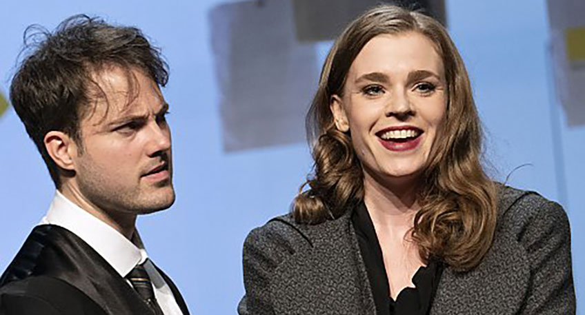 Das Westf&auml;lische Landestheater zeigt &bdquo;Der Fall Collini&ldquo; nach Ferdinand von Schirach im Theater im Park     Es geht um Recht und Gerechtigkeit, wie so oft bei Ferdinand von Schirach, dem erfolgreichen Autor und ehemaligen Strafverteidiger. Seinen Roman &bdquo;Der Fall Collini&ldquo;, der mit Elyas M&rsquo;Barek und Heiner Lauterbach verfilmt wurde, hat das Westf&auml;lische Landestheater nun f&uuml;r die B&uuml;hne adaptiert und ist damit am Freitag, 18. M&auml;rz, um 19.30 Uhr im Theater im Park zu Gast.     Die Handlung mit ihrem hohen Dialoganteil bietet sich f&uuml;r eine B&uuml;hnenfassung geradezu an: Ein Mann, der sich als Journalist ausgibt, betritt ein Berliner Luxushotel. Er ist f&uuml;r ein Interview angemeldet. Sein Gespr&auml;chspartner: ein angesehener deutscher Industrieller, ein w&uuml;rdevoller &auml;lterer Herr. Als die beiden sich in dessen Hotel-Zimmer gegen&uuml;berstehen, bringt der vermeintliche Journalist ihn um. Anschlie&szlig;end geht er in die Hotellobby und wartet darauf, verhaftet zu werden.     Sein Name ist Fabricio Collini. Er hat als Werkzeugmacher 34 Jahre bei Mercedes-Benz gearbeitet. Er war immer zuverl&auml;ssig, unauff&auml;llig, liebensw&uuml;rdig, sehr gesch&auml;tzt bei den Kollegen. Was treibt einen Menschen, der sich ein Leben lang nichts hat zuschulden kommen lassen, zu einem Mord? Collini schweigt.     Sein Pflichtverteidiger steht als Anwalt am Anfang seiner Karriere, es ist sein erster gr&ouml;&szlig;erer Fall. Von verschiedener Seite wird ihm geraten, sein Mandat niederzulegen, eine Aufkl&auml;rung sei aussichtslos. Im Prozess l&auml;uft alles auf eine Verurteilung hinaus, aber der junge Anwalt weigert sich, sein Scheitern zu akzeptieren. Unerm&uuml;dlich recherchiert er weiter, bis er auf einen Hinweis st&ouml;&szlig;t, der alles auf den Kopf stellt &ndash; und ins Zentrum eines deutschen Justizskandals f&uuml;hrt.     Ferdinand von Schirach, 57, ver&ouml;ffentlichte erst mit Mitte 40 seine ersten Kurzgeschichten. Heute ist er ein international angesehener Schriftsteller, seine B&uuml;cher erscheinen in mehr als 40 L&auml;ndern. Vor seiner Autorenkarriere hatte er als Strafverteidiger an teilweise aufsehenerregenden Prozessen teilgenommen. F&uuml;r sein vieldiskutiertes Theaterst&uuml;ck &bdquo;Terror&ldquo; wurde er 2015 als Dramatiker gefeiert.  Der Einlass zu dieser Veranstaltung erfolgt unter dem 2G-Nachweis (geimpft/genesen) und Vorlage des Personalausweises. Ausgenommen sind Kinder bis einschl. 17 Jahre oder Personen, die nachweislich nicht geimpft werden k&ouml;nnen. Letztere ben&ouml;tigen einen tagesaktuellen Schnelltest. Auch w&auml;hrend der Veranstaltung gilt die dortige Maskenpflicht.     Tickets sind in der Tourist-Information im Haus des Gastes im Kurpark, Tel. 05731 13-00, ge&ouml;ffnet montags bis freitags von 9.00 Uhr bis 17.00 Uhr und samstags von 10.00 Uhr bis 15.00 Uhr sowie an allen bekannten Vorverkaufsstellen erh&auml;ltlich. Die Abendkasse ist ab einer Stunde vor Veranstaltungsbeginn ge&ouml;ffnet. Sch&uuml;ler unter 18 Jahren erhalten an der Abendkasse (nach Verf&uuml;gbarkeit der Pl&auml;tze) kostenfreien Eintritt zu der Vorstellung. Weitere Informationen finden sich unter www.staatsbad-oeynhausen.de