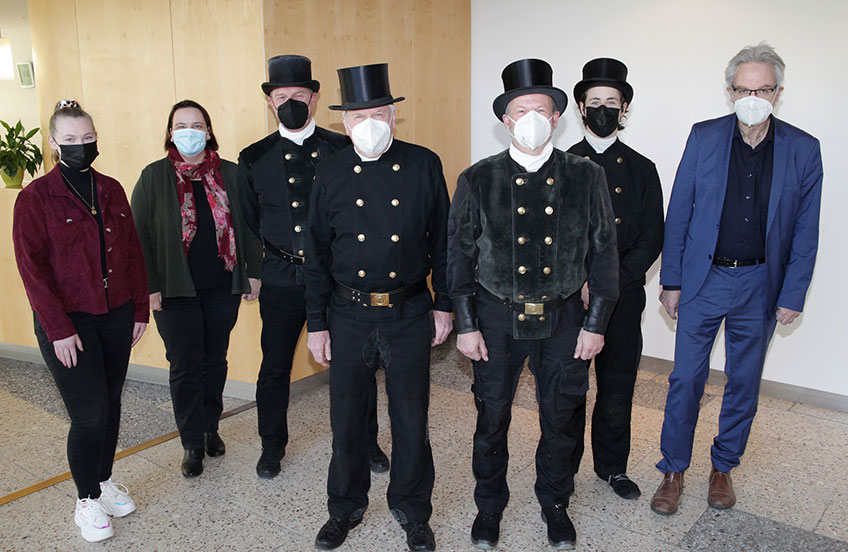 Jens Radke (rechts) l&ouml;st J&ouml;rg Fromme als bevollm&auml;chtigten Bezirksschornsteinfeger im Kehrbezirk Minden VII ab.