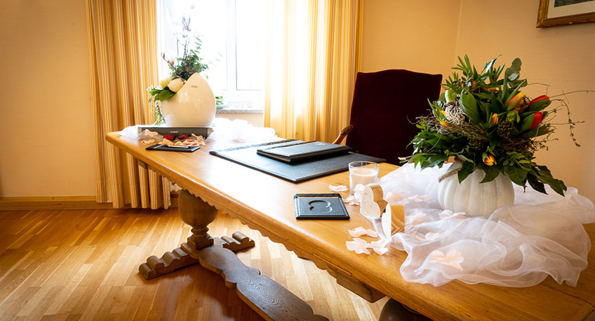 &Uuml;ber ein Online-Formular k&ouml;nnen Heiratswillige Termine anfragen und erste, f&uuml;r eine Anmeldung wichtige Informationen mitteilen. Die Terminanfrage ersetzt nicht die Anmeldung zur Eheschlie&szlig;ung.