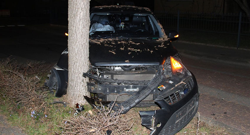 Die Autofahrt eines Mindeners endete in Nacht zu Sonntag an einem Straßenbaum. Bei der Unfallaufnahme stellten die Beamten beim Fahrer deutlichen Alkoholgeruch fest. Es folgte eine Blutprobe sowie die Sicherstellung des Führerscheins.