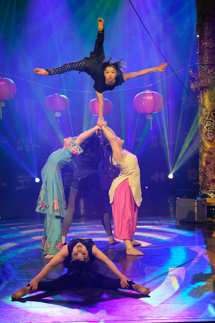 Der legend&auml;re Chinesische Nationalcircus hat eine neue, spektakul&auml;re Theatershow auf die Beine gestellt: eine Kombination aus der hohen Kunst der Akrobatik und live dargebotenen H&ouml;hepunkten aus dem musikalischen Werk David Bowies. &bdquo;China Girl&ldquo; hei&szlig;t das Programm, mit dem das Ensemble am Sonntag, 27. M&auml;rz, um 16.00 im Theater im Park zu Gast sein wird.