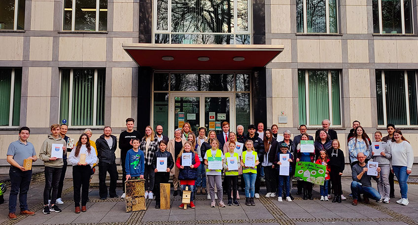 Im Rahmen eines kurzen Treffens haben B&uuml;rgermeister Lars B&ouml;kenkr&ouml;ger und der Vorsitzende des Umweltausschusses Dr. Volker Brand am Donnerstagnachmittag zum ersten Mal den Kinder- und Jugendpreis f&uuml;r Umwelt- und Klimaschutz der Stadt Bad Oeynhausen vergeben.