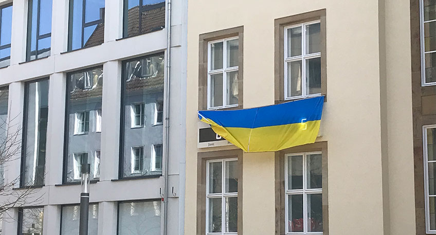 Der russische Angriff auf die Ukraine bewegt auch die Mindener B&uuml;rgerinnen und B&uuml;rger sehr. Wie sehr &ndash; das machte in den vergangenen drei Wochen die kontroverse Diskussion um die &bdquo;Europ&auml;ische Friedensuhr&ldquo; am Mindener Rathaus deutlich, die seit dem 24. Februar in den lokalen Medien, im Internet und auch im j&uuml;ngsten Haupt- und Finanzausschuss der Stadt Minden gef&uuml;hrt wurde und wird.