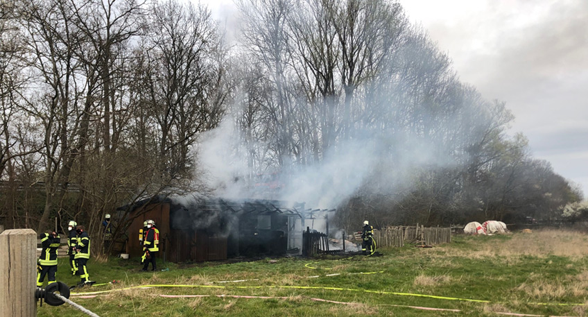 Am späten Mittwochnachmittag, gegen 17:20 Uhr, wurden Polizei und Feuerwehr durch zahlreiche Notrufe über den Brand eines hölzernen Unterstands auf einer Wiese, angrenzend zur Gottfried-Keller-Straße, informiert.