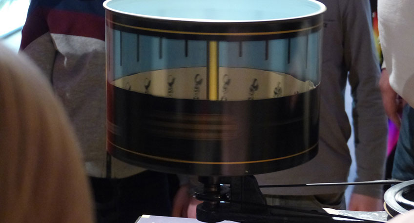 Wie ein Zootrop funktioniert, l&auml;sst sich derzeit im Mindener Museum herausfinden. &copy; Mindener Museum   