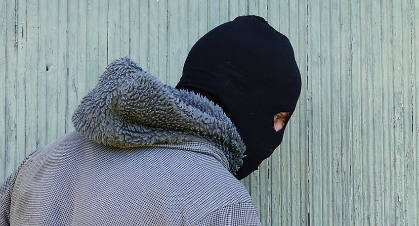 Nachdem der Polizei in den Mittagsstunden des Mittwochs in Holzhausen zwei verdächtige Personen gemeldet wurden, konnten Streifenwagenbesatzungen kurze Zeit später nach einem mutmaßlichen Einbruchsversuch beide festnehmen.