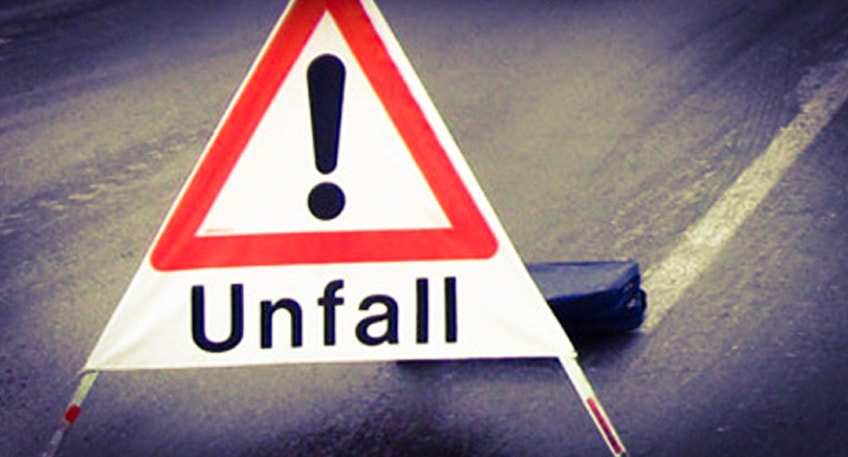 Am Freitag wurde die Polizei kreisweit zu &uuml;ber einem Dutzend witterungsbedingter Eins&auml;tze gerufen. Vielfach blieb es bei den gemeldeten Unf&auml;llen bei Blechsch&auml;den. In Stemwede verletzte sich eine Frau (25) bei einem Zusammensto&szlig; und musste ins L&uuml;bbecker Krankenhaus gebracht werden.