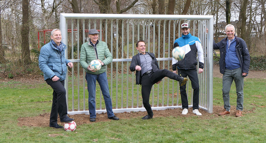 Nach weniger als einer viertel Stunde war das neue Bolzplatztor in Rodenbeck schon fest in der Hand der Kinder und Jugendlichen. „Das ist genau das, was wir damit erreichen wollten“, sagt Johannes Blome vom Sportbüro der Stadt Minden.