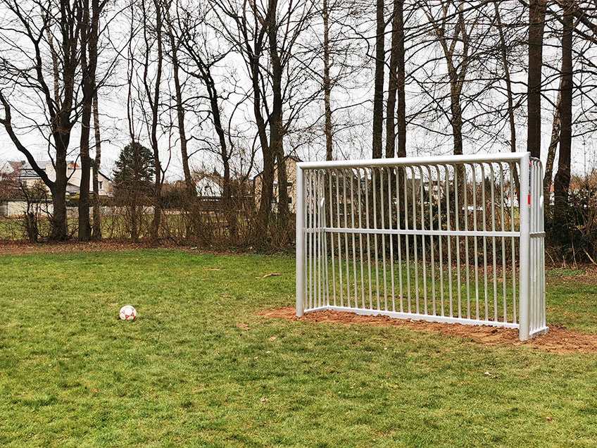 Nach weniger als einer viertel Stunde war das neue Bolzplatztor in Rodenbeck schon fest in der Hand der Kinder und Jugendlichen. „Das ist genau das, was wir damit erreichen wollten“, sagt Johannes Blome vom Sportbüro der Stadt Minden.