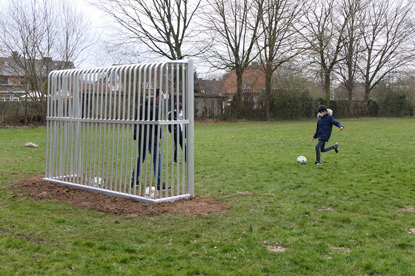 Nach weniger als einer viertel Stunde war das neue Bolzplatztor in Rodenbeck schon fest in der Hand der Kinder und Jugendlichen. „Das ist genau das, was wir damit erreichen wollten“, sagt Johannes Blome vom Sportbüro der Stadt Minden.