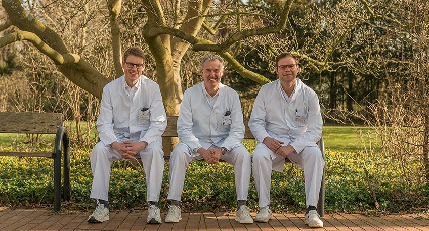 Die Universit&auml;tsklinik f&uuml;r Allgemeine Orthop&auml;die der Auguste-Viktoria-Klinik in Bad Oeynhausen hat ein neues F&uuml;hrungsteam um Klinikdirektor Professor Dr. Christian G&ouml;tze. Der Klinikdirektor wird von Professor Dr. Christian-Dominik Peterlein als Leitender Oberarzt und Stellvertreter sowie Dr. Tobias Tiemann als Gesch&auml;ftsf&uuml;hrender Oberarzt unterst&uuml;tzt.