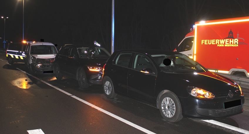 Ein alkoholisierter Autofahrer verursachte am Donnerstagabend auf der Gustav-Heinemann-Brücke einen Auffahrunfall mit drei beteiligten Fahrzeugen. Zudem war der Mindener nicht im Besitz eines Führerscheins. Ihn erwartet nun ein umfangreiches Strafverfahren.