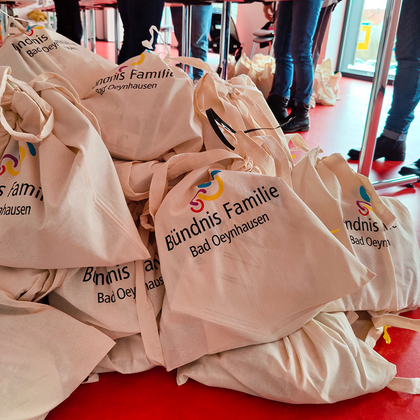 Die Stadt Bad Oeynhausen wird in den kommenden Wochen in Kooperation mit dem Diakonischen Werk im Kirchenkreis Vlotho e.V. und der Johanniter-Unfall-Hilfe die in Bad Oeynhausen angekommenen ukrainischen Gefl&uuml;chteten besuchen.