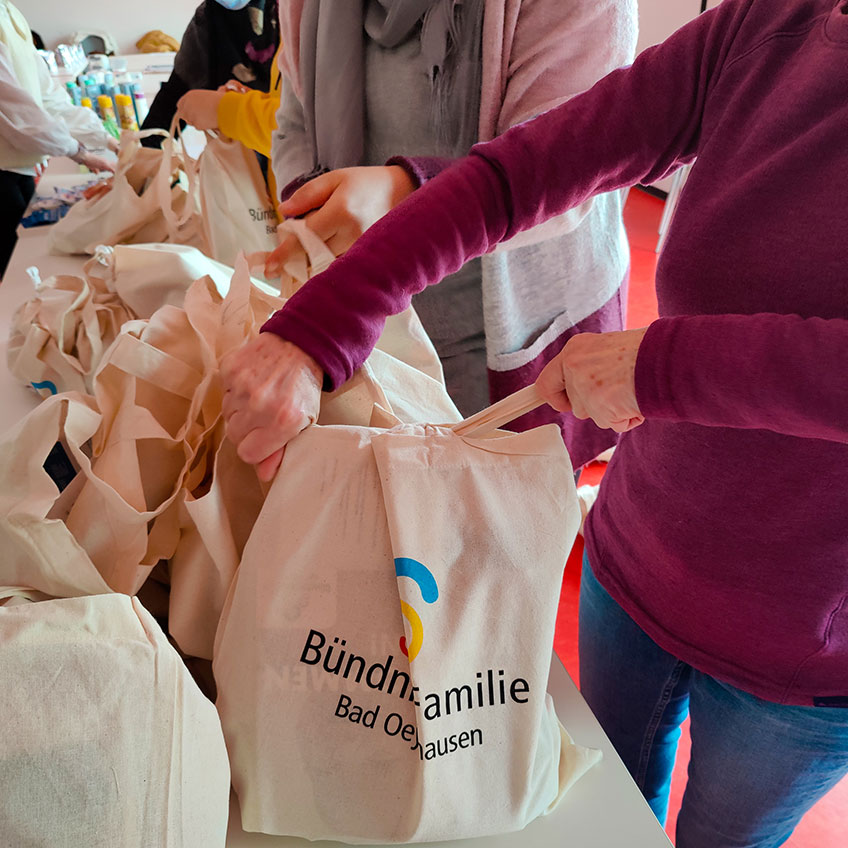 Die Stadt Bad Oeynhausen wird in den kommenden Wochen in Kooperation mit dem Diakonischen Werk im Kirchenkreis Vlotho e.V. und der Johanniter-Unfall-Hilfe die in Bad Oeynhausen angekommenen ukrainischen Gefl&uuml;chteten besuchen.