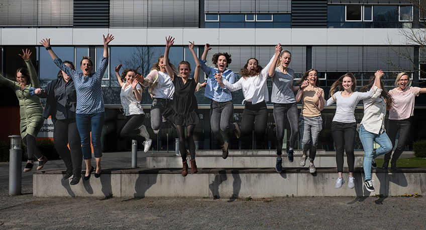 Mit ihnen startet das Leben: 13 Hebammensch&uuml;lerinnen der Akademie f&uuml;r Gesundheitsberufe der M&uuml;hlenkreiskliniken haben nun erfolgreich ihr Examen abgeschlossen. Ihre dreij&auml;hrige Ausbildung stand im Zeichen der Pandemie. Eine Zeit, die jede von ihnen gepr&auml;gt hat.