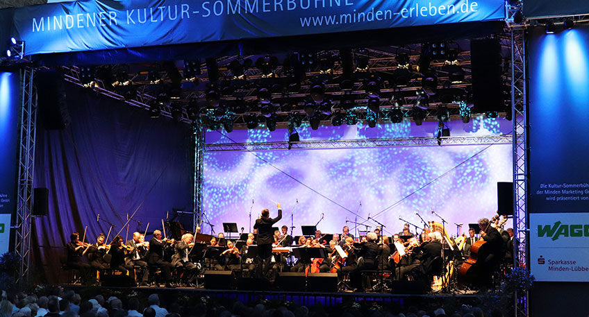 Im Rahmen der Mindener Kultursommerbühne wird die Nordwestdeutsche Philharmonie (NWD) in diesem Jahr beim Klassik Open Air Konzert ganz neue Klangwelten erkunden und wird dabei verstärkt durch das XENON-Saxophonquartett. Präsentiert wird das Konzerterlebnis am Freitag, den 26.08. um 19:30 Uhr von WAGO und der Sparkasse Minden-Lübbecke. Der Einlass ist ab 18:30 Uhr gewährt.