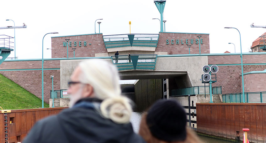 Anzeige Am fr&uuml;hen Ostermontag (18.4.) kam es gegen 10.20 Uhr zu einem folgenschweren Verkehrsunfall auf der Weihestra&szlig;e in L&ouml;hne bei dem ein Leichtkraftfahrer t&ouml;dlich verletzt wurde.