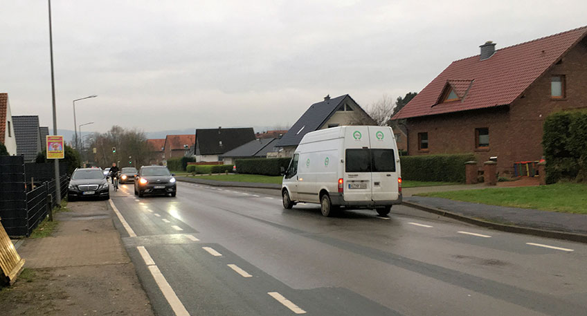 In der Wittelsbacherallee wird - im Abschnitt vom Mitteldamm bis zur K&ouml;nigstra&szlig;e - in K&uuml;rze ein Halteverbot f&uuml;r den Seitenstreifen eingerichtet. Grund daf&uuml;r ist die j&uuml;ngste &Auml;nderung der Stra&szlig;enverkehrsordnung, wonach bei vorhandenen Schutzstreifen f&uuml;r den Radverkehr ein Sicherheitsabstand zu parkenden Fahrzeugen erforderlich ist.