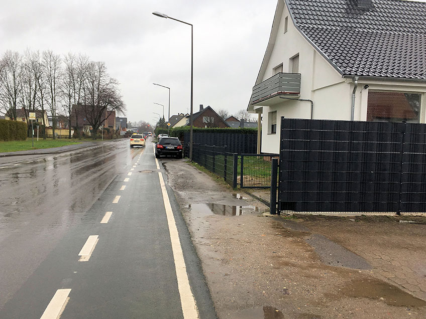 In der Wittelsbacherallee wird - im Abschnitt vom Mitteldamm bis zur K&ouml;nigstra&szlig;e - in K&uuml;rze ein Halteverbot f&uuml;r den Seitenstreifen eingerichtet. Grund daf&uuml;r ist die j&uuml;ngste &Auml;nderung der Stra&szlig;enverkehrsordnung, wonach bei vorhandenen Schutzstreifen f&uuml;r den Radverkehr ein Sicherheitsabstand zu parkenden Fahrzeugen erforderlich ist.