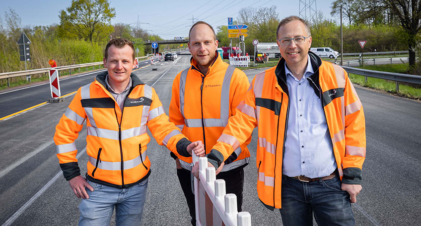 (v.l.): Straßen.NRW-Mitarbeiter Lennart Böse, Bauleiter Oliver Thiemann und Straßen.NRW-Abteilungsleiter Tobias Fischer freuen sich über sich über die pünktliche Freigabe des nun frisch sanierten, vier Kilometer langen Abschnitts der B482.