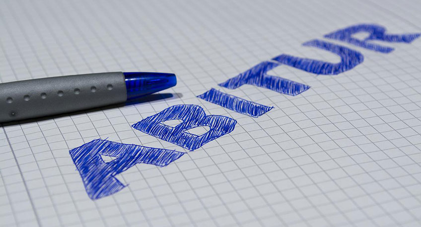 Ab dem 26. April werden in Nordrhein-Westfalen rund 73.000 Sch&uuml;lerinnen und Sch&uuml;ler an 968 &ouml;ffentlichen und privaten Gymnasien, Gesamtschulen, Weiterbildungskollegs und Waldorf-Schulen ihre Abiturpr&uuml;fungen ablegen. Insgesamt gibt es in 40 F&auml;chern zentrale schriftliche Pr&uuml;fungen. Auch an 234 &ouml;ffentlichen und privaten Berufskollegs werden in diesem Jahr rund 9.500 Sch&uuml;lerinnen und Sch&uuml;ler an den Abiturpr&uuml;fungen teilnehmen. Wegen der beruflichen Ausrichtung der Schulen gibt es hier eine h&ouml;here Zahl an Pr&uuml;fungsf&auml;chern von insgesamt 47.  Schul- und Bildungsministerin Yvonne Gebauer: &bdquo;Hinter den Sch&uuml;lerinnen und Sch&uuml;lern liegen herausfordernde Zeiten und auch dieses Jahr haben wir sichergestellt, dass alle Pr&uuml;flinge in Nordrhein-Westfalen unter fairen Bedingungen ihre Abiturpr&uuml;fungen ablegen und zu einem vollwertigen und erfolgreichen Abschluss ihrer schulischen Laufbahn kommen. Daf&uuml;r wurden erneut Anpassungen vorgenommen, die die Sch&uuml;lerinnen und Sch&uuml;ler bei der Vorbereitung und dem Ablegen der Pr&uuml;fungen unterst&uuml;tzen und den pandemiebedingten Herausforderungen der letzten Jahre Rechnung tragen.&ldquo;  Um die besondere Situation der Abschlussjahrg&auml;nge 2022 in geeigneter Weise zu ber&uuml;cksichtigen, hat das Ministerium f&uuml;r Schule und Bildung bereits Ma&szlig;nahmen ergriffen, damit den Sch&uuml;lerinnen und Sch&uuml;lern keine pandemiebedingten Nachteile entstehen. Dazu z&auml;hlt eine besondere Pr&uuml;fungsvorbereitungszeit. Vom 1. bis zum 7. April 2022 fand zur Vorbereitung auf die Pr&uuml;fungen nur noch Unterricht in den Abiturf&auml;chern statt. Dar&uuml;ber hinaus gibt es auch in diesem Jahr das Angebot einer erweiterten Aufgabenauswahl. Die Aufgabenkommissionen haben zus&auml;tzliche Aufgaben erarbeitet, sodass in ausgew&auml;hlten F&auml;chern erweiterte Auswahlm&ouml;glichkeiten f&uuml;r Pr&uuml;flinge bzw. Lehrkr&auml;fte bestehen. Dadurch bietet sich vor allem den Lehrkr&auml;ften ein gr&ouml;&szlig;erer Spielraum zwischen fachlich anspruchsvollen Aufgaben jene auszuw&auml;hlen, die zum erteilten Unterricht bestm&ouml;glich passen.  An den Beruflichen Gymnasien gab es vergleichbare Anpassungen, so wurden die Pr&uuml;fungsthemen gezielt fokussiert, um eine bestm&ouml;gliche Vorbereitung der Sch&uuml;lerinnen und Sch&uuml;ler zu gew&auml;hrleisten.  Die schriftlichen Abiturpr&uuml;fungen werden zwischen dem 26. April und dem 10. Mai geschrieben. Die m&uuml;ndlichen Pr&uuml;fungen finden ab dem 11. Mai statt. Der letztm&ouml;gliche Tag der Zeugnisausgabe ist der 25. Juni.  Abschlie&szlig;end erkl&auml;rte Schul- und Bildungsministerin Yvonne Gebauer: &bdquo;An dieser Stelle m&ouml;chte ich auch noch einmal ausdr&uuml;cklich allen Schulleitungen und Lehrkr&auml;ften danken, die in den vergangenen Monaten und Jahren die angehenden Abiturientinnen und Abiturienten unter diesen besonderen Herausforderungen begleitet, unterst&uuml;tzt und vorbereitet haben. Es waren herausfordernde Jahre, aber ich kann nur allen Sch&uuml;lerinnen und Sch&uuml;lern mit auf den Weg geben: Vertrauen Sie auf sich und auf Ihre F&auml;higkeiten. Ich w&uuml;nsche allen Pr&uuml;flingen viel Erfolg f&uuml;r die anstehenden Pr&uuml;fungen.&ldquo;  Die genauen Pr&uuml;fungstermine f&uuml;r die einzelnen F&auml;cher an den allgemeinbildenden Schulen finden Sie hier.  Die genauen Pr&uuml;fungstermine f&uuml;r die einzelnen F&auml;cher an den Beruflichen Gymnasien finden Sie hier.