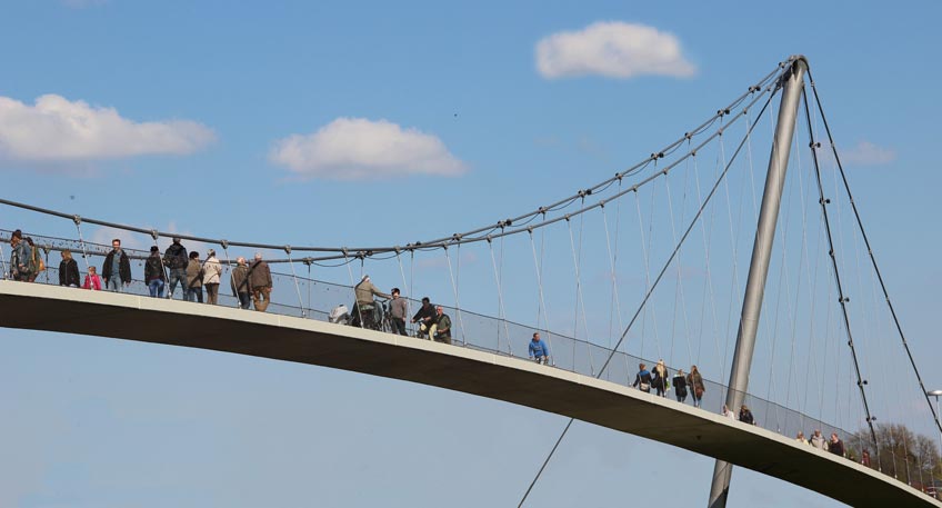 Im Zuge der wiederkehrenden Bauwerkspr&uuml;fung hat sich ein Standsicherheitsproblem an der Glacisbr&uuml;cke (Fu&szlig;-/Radwegbr&uuml;cke) ergeben. Die St&auml;dtischen Betriebe Minden (SBM) m&uuml;ssen im Rahmen der Verkehrssicherungspflicht die Glacisbr&uuml;cke ab sofort (Dienstag, 26. April) bis voraussichtlich zum 6. Mai 2022, 12 Uhr, f&uuml;r dringende Sanierungsarbeiten vollst&auml;ndig sperren.