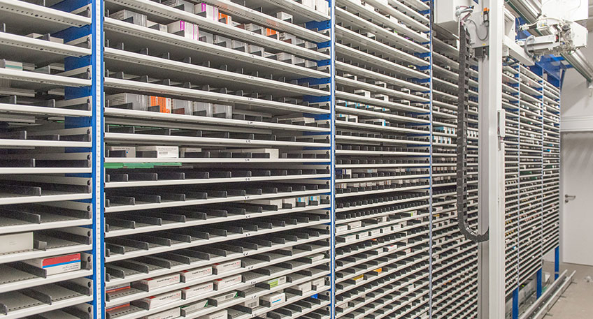 Er ist so schnell, dass er hinter Gitter muss. Mit mehr als Tempo 30 rast der neue Kommissionierer der Zentralapotheke der M&uuml;hlenkreiskliniken durch das etwa zehn Meter lange und drei Meter hohe Hochregallager.