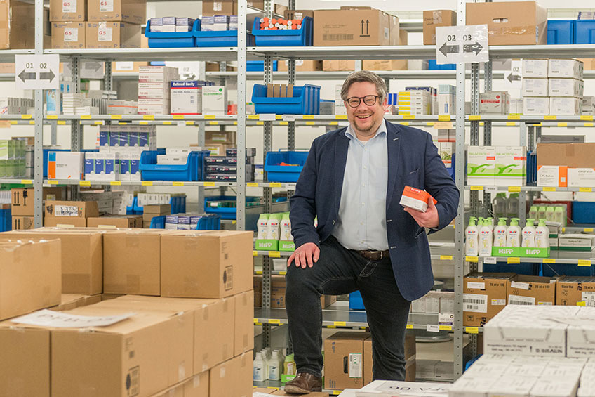 Er ist so schnell, dass er hinter Gitter muss. Mit mehr als Tempo 30 rast der neue Kommissionierer der Zentralapotheke der M&uuml;hlenkreiskliniken durch das etwa zehn Meter lange und drei Meter hohe Hochregallager.