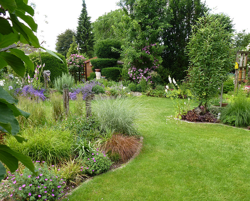 Garten Larusch: Sitzecke am Bl&uuml;tenbeet. Autor: Angela Larusch
