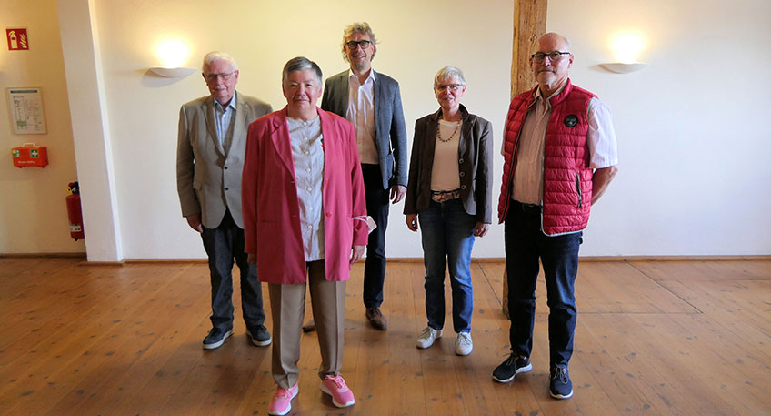 B&uuml;rgermeister Michael J&auml;cke (Mitte) gratulierte der neuen Beiratsvorsitzenden Heidi Bierbaum (zweite von links) und den beiden Stellvertretern Rolf Walter Schnitker (links) und Karl-Heinz Bornemann (rechts) zur Wahl. Dar&uuml;ber freute sich auch Ulrike Kaiser (zweite von rechts) von der Gesch&auml;ftsstelle des Seniorenbeirates.