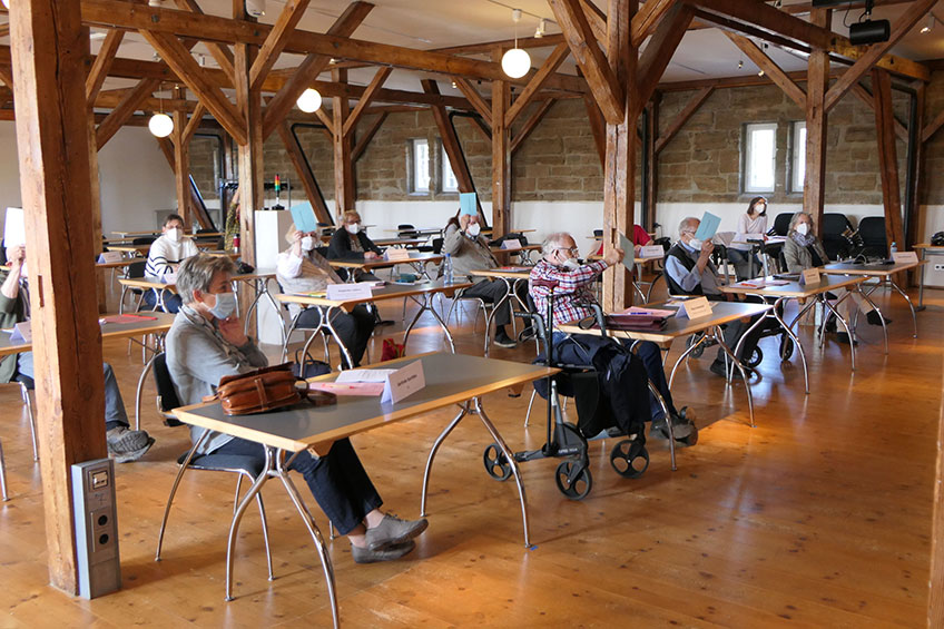 B&uuml;rgermeister Michael J&auml;cke (Mitte) gratulierte der neuen Beiratsvorsitzenden Heidi Bierbaum (zweite von links) und den beiden Stellvertretern Rolf Walter Schnitker (links) und Karl-Heinz Bornemann (rechts) zur Wahl. Dar&uuml;ber freute sich auch Ulrike Kaiser (zweite von rechts) von der Gesch&auml;ftsstelle des Seniorenbeirates.