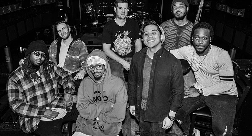 Samstag, 21.05.2022, 21.00 Uhr Ghost Note Angef&uuml;hrt von dem Snarky-Puppy-Percussion-Duo Robert Sput Searight und Nate Werth entfachen Ghost Note wahre Klangexplosionen. Mit einer langen Liste von wechselnden Musikern der kommenden Generation, darunter Mitglieder von Prince, Snoop Dogg, Herbie Hancock, Toto u.a. treibt die Band den Funk in Sph&auml;ren aus der Zukunft. Hier finden sich Elemente von Afrobeat, Hip Hop, Psychedelia, Internationaler Folklore und mehr zu einem aufregenden Stilmix zusammen, der einen mitrei&szlig;enden Sog mit Suchtpotenzial entwickelt. Die Live-Auftritte der Band sind mutig und direkt, dabei lassen sie sich stilistisch nie einengen. Verf&uuml;hrerische tanzbare Grooves verstr&ouml;men eine ansteckende Wohlf&uuml;hlenergie. Jede Show l&auml;dt dazu ein, loszulassen und sich mit der treibenden Kraft zu verbinden, das gilt f&uuml;r Publikum und Musiker gleicherma&szlig;en.  Besetzung: Robert Sput Searight &ndash; Schlagzeug MonoNeon - Bass Dominique Xavier Taplin - Keyboards Peter Knudsen - Gitarre Jonathan Mones - Saxofon, Fl&ouml;tte Michael Jelani Brooks - Saxofon Devin Way - Schlagzeug / Percussion