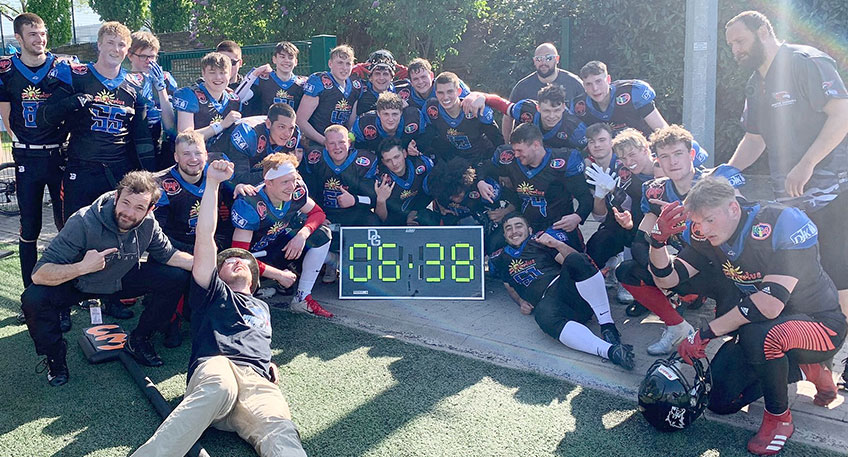 Bei den Herren Anschauungsunterricht genommen, hat die U19 der Minden Wolves, Sparte der DJK Dom Minden, die mit den Kachtenhausen White Hawks wie schon 2021 eine Spielgemeinschaft bildet, zum Start der Saison in der Verbandsliga gleich ein Ausrufezeichen gesetzt. 