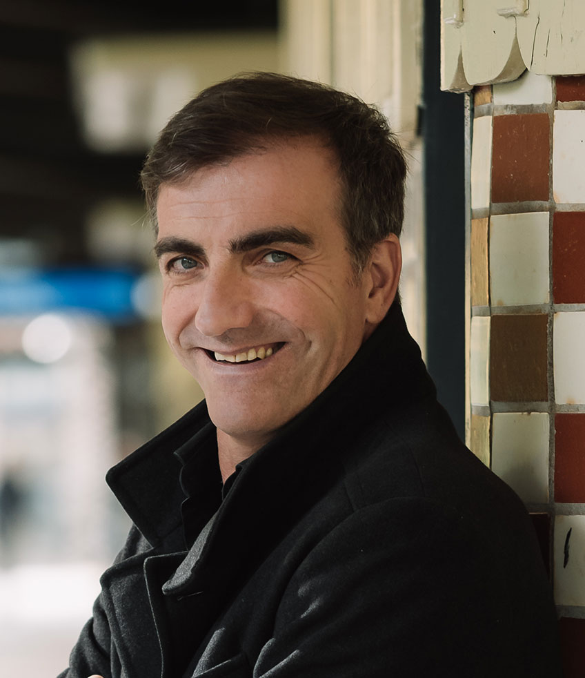 Bevor die Welt vollends im Chaos versinkt, kracht der Hamburger Schauspieler Fred Lobin als LIFTBOY in die Theater des Landes, um die Seelen des Publikums abzuholen. Was ihm am Sonnabend, dem 21.05.2022, ein besonderes Vergnügen ist. Da schlägt er um 20:00 Uhr im Fort A der Tucholsky Bühne auf und treibt open-air die Zuschauer plaudernd in seinen Soul-Lift. „Im höchsten Aufschlag“. Mit einer ordentlichen Portion geistreicher Verwirrung. Kabarett vom Feinsten. Wer kennt das nicht: Der Zug fällt aus, der Server kann keine Verbindung herstellen, der letzte Parkplatz ist besetzt, und als Erklärung serviert man uns „Störungen im Betriebsablauf“. Dem LIFTBOY geht es da nicht anders. Sein Seelenlift wird vom Navi in die Gewölbe-Besenkammer in der Festungsstraße 21 geleitet, wo dann auch noch der Rest der Technik ausfällt, was ihn dazu zwingt, die Wartezeit der Zuschauer bis zur Reparatur des Lifts und dem Seelentransport zu überbrücken.  Überhaupt kein Problem für den LIFTBOY (Fred Lobin), der in seiner langen Zeit im „himmlischen Transportgewerbe“ des Öfteren Ausfälle überbrücken musste, weil das Management „da oben“ seit Ewigkeiten am Equipment und an der Wartung spart. Er kommt ins Plaudern über die seltsamen Persönlichkeiten, die er schon transportieren musste. Über absurde menschliche Verhaltensweisen, politische Metamorphosen und nackte Begegnungen. Mühelos jongliert er mit „alternative facts“, weist auf seine eigenen „total schwachsinnigen Metaphern“ hin und erklärt die Wirkung von „suggestiver Redundanz“.  Wer sich gern bei intelligenter Unterhaltung amüsiert, sollte sich den „LIFTBOY – im höchsten Aufschlag“ nicht entgehen lassen. Der LIFTBOY nimmt die Zuschauer mit auf eine Reise durch seinen Fährmann-Alltag, die Vergangenheit, die Gegenwart und die Zukunft. Gewitzt, gewagt und hochtrabend dämlich.  Wird Olaf Scholz womöglich als Marionette von Angela Merkel im Kanzleramt gesteuert und von Hape Kerkeling synchronisiert? Warum sind Bananen die Früchte der Macht? Warum werden Fake-News oftmals mehr geglaubt als die Wirklichkeit, obwohl alle wissen, dass die Perücke lügt? Wer gewinnt das Rennen auf der Gesinnungsautobahn? Was sagt unser Beifahrer dazu? Warum leitet Maria nicht das Himmelreich? Und begründete sich Jesus rasante Karriere im Obergeschoss darauf, dass er ein Mann war? Oder war es einfach nur das Resultat von Vetternwirtschaft? Der LIFTBOY erklärt es. Auf seine Weise. Und weil er weiß, dass wegen der Sparmaßnahmen des Managements "da oben" ihm ewig ein höchster Aufschlag droht, ist er kurz davor die LEGO zu gründen. Seine eigene Liftboy-Gewerkschaft. Eine himmlisch skurrile Begegnung.  In dem Solo-Kabarett-Stück von Huug van't Hoff, unter der Regie von Ella Marouche, sucht Fred Lobin nach Antworten und findet bloß neue Fragen. Bis zum Schluss, doch dann findet er einen Ausweg. Welchen? „LIFTBOY – Im höchsten Aufschlag!“  „LIFTBOY – Im höchsten Aufschlag“  Solo-Kabarett-Stück mit Fred Lobin Sonntag, 21.05.2022, um 20:00 Uhr - bei schlechtem Wetter im Gewölbe Fort A, Festungsstraße 21, 32423 Minden Eintritt: 24,00 Euro, ermäßigt 18,00 Euro