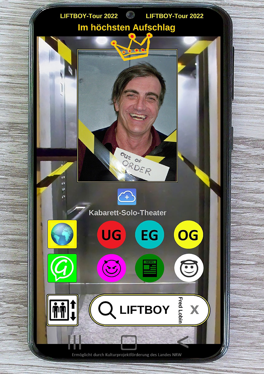 Bevor die Welt vollends im Chaos versinkt, kracht der Hamburger Schauspieler Fred Lobin als LIFTBOY in die Theater des Landes, um die Seelen des Publikums abzuholen. Was ihm am Sonnabend, dem 21.05.2022, ein besonderes Vergnügen ist. Da schlägt er um 20:00 Uhr im Fort A der Tucholsky Bühne auf und treibt open-air die Zuschauer plaudernd in seinen Soul-Lift. „Im höchsten Aufschlag“. Mit einer ordentlichen Portion geistreicher Verwirrung. Kabarett vom Feinsten. Wer kennt das nicht: Der Zug fällt aus, der Server kann keine Verbindung herstellen, der letzte Parkplatz ist besetzt, und als Erklärung serviert man uns „Störungen im Betriebsablauf“. Dem LIFTBOY geht es da nicht anders. Sein Seelenlift wird vom Navi in die Gewölbe-Besenkammer in der Festungsstraße 21 geleitet, wo dann auch noch der Rest der Technik ausfällt, was ihn dazu zwingt, die Wartezeit der Zuschauer bis zur Reparatur des Lifts und dem Seelentransport zu überbrücken.  Überhaupt kein Problem für den LIFTBOY (Fred Lobin), der in seiner langen Zeit im „himmlischen Transportgewerbe“ des Öfteren Ausfälle überbrücken musste, weil das Management „da oben“ seit Ewigkeiten am Equipment und an der Wartung spart. Er kommt ins Plaudern über die seltsamen Persönlichkeiten, die er schon transportieren musste. Über absurde menschliche Verhaltensweisen, politische Metamorphosen und nackte Begegnungen. Mühelos jongliert er mit „alternative facts“, weist auf seine eigenen „total schwachsinnigen Metaphern“ hin und erklärt die Wirkung von „suggestiver Redundanz“.  Wer sich gern bei intelligenter Unterhaltung amüsiert, sollte sich den „LIFTBOY – im höchsten Aufschlag“ nicht entgehen lassen. Der LIFTBOY nimmt die Zuschauer mit auf eine Reise durch seinen Fährmann-Alltag, die Vergangenheit, die Gegenwart und die Zukunft. Gewitzt, gewagt und hochtrabend dämlich.  Wird Olaf Scholz womöglich als Marionette von Angela Merkel im Kanzleramt gesteuert und von Hape Kerkeling synchronisiert? Warum sind Bananen die Früchte der Macht? Warum werden Fake-News oftmals mehr geglaubt als die Wirklichkeit, obwohl alle wissen, dass die Perücke lügt? Wer gewinnt das Rennen auf der Gesinnungsautobahn? Was sagt unser Beifahrer dazu? Warum leitet Maria nicht das Himmelreich? Und begründete sich Jesus rasante Karriere im Obergeschoss darauf, dass er ein Mann war? Oder war es einfach nur das Resultat von Vetternwirtschaft? Der LIFTBOY erklärt es. Auf seine Weise. Und weil er weiß, dass wegen der Sparmaßnahmen des Managements "da oben" ihm ewig ein höchster Aufschlag droht, ist er kurz davor die LEGO zu gründen. Seine eigene Liftboy-Gewerkschaft. Eine himmlisch skurrile Begegnung.  In dem Solo-Kabarett-Stück von Huug van't Hoff, unter der Regie von Ella Marouche, sucht Fred Lobin nach Antworten und findet bloß neue Fragen. Bis zum Schluss, doch dann findet er einen Ausweg. Welchen? „LIFTBOY – Im höchsten Aufschlag!“  „LIFTBOY – Im höchsten Aufschlag“  Solo-Kabarett-Stück mit Fred Lobin Sonntag, 21.05.2022, um 20:00 Uhr - bei schlechtem Wetter im Gewölbe Fort A, Festungsstraße 21, 32423 Minden Eintritt: 24,00 Euro, ermäßigt 18,00 Euro