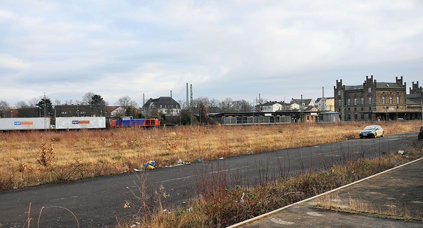 Die Altlastenerkundung auf dem Gel&auml;nde des ehemaligen G&uuml;terbahnhofs und des ehemaligen Gaswerks l&auml;uft. Das haben der AAV &ndash; Verband f&uuml;r Fl&auml;chenrecycling und Altlastensanierung (AAV) sowie die Stadt Minden bereits im M&auml;rz in einer gemeinsamen Pressemitteilung mitgeteilt.