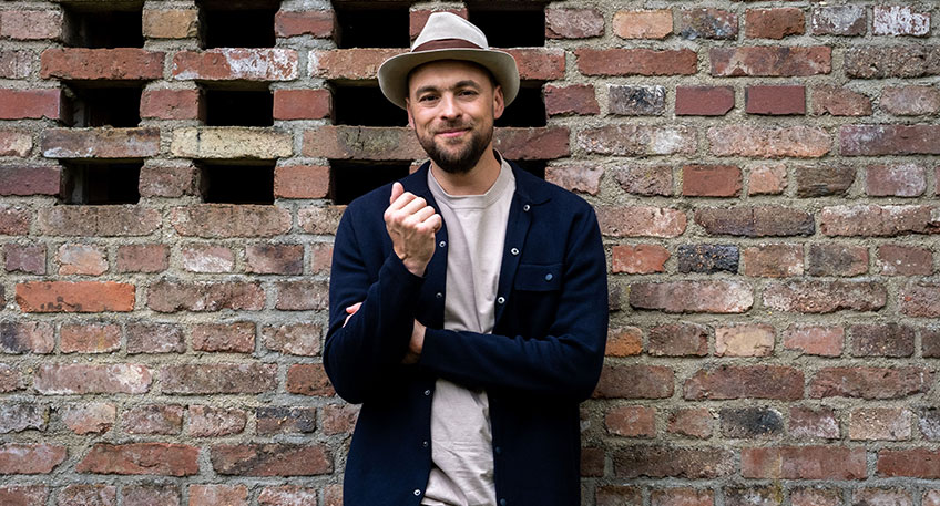 Er z&auml;hlt zu den profiliertesten deutschen S&auml;ngern und Songwritern, seine Lieder spiegeln pers&ouml;nliche Empfindungen und zeugen von einer unersch&uuml;tterlich positiven Lebenseinstellung: Max Mutzke. Am Donnerstag, 15. September, um 19.30 Uhr tritt der K&uuml;nstler mit seiner Band im Theater im Park auf.