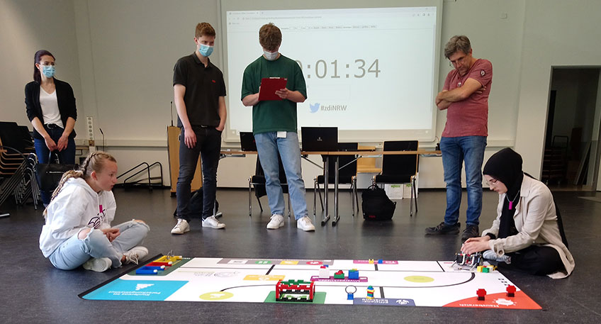 Das Motto des Roboterwettbewerbs 2022 &bdquo;RE&bull;use | RE&bull;duce | RE&bull;cycle &ndash; aus Alt mach Neu&ldquo; thematisiert die aktuelle Herausforderung der Kreislaufwirtschaft sowie die Rolle des Recyclings. Alle Aufgaben des Wettbewerbs wurden rund um dieses Motto gestellt.