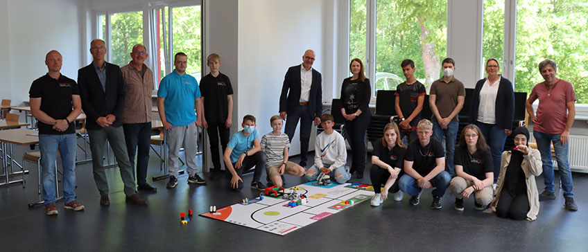 Am 11.05.2022 trafen sich erstmals am Austragungsort Lübbecke im Berufskolleg Lübbecke Schülerinnen und Schüler mit ihren Coaches und Begleitpersonen zum Lokalwettbewerb des zdi-Roboterwettbewerbs 2022.
